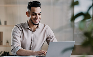 hombre capacitandose en el uso de sistema de gestión ERP